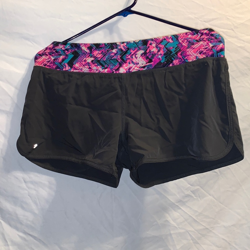 grey active shorts